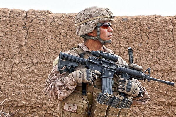 Soldat en garde avec des armes et des uniformes