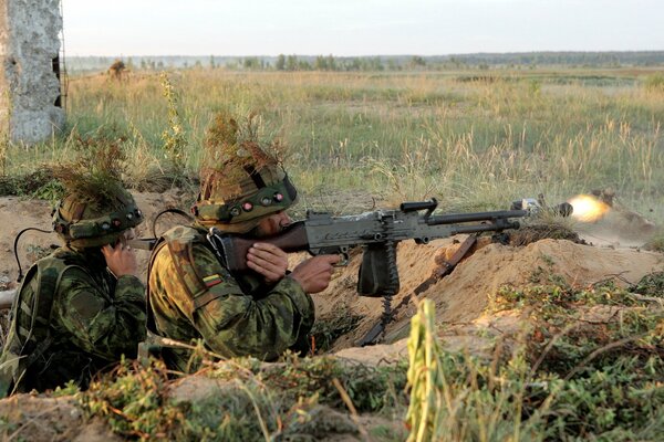 Soldat der litauischen Armee mit Waffen