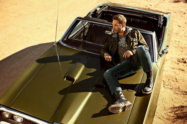 Paul Walker en el capó de un coche en el desierto