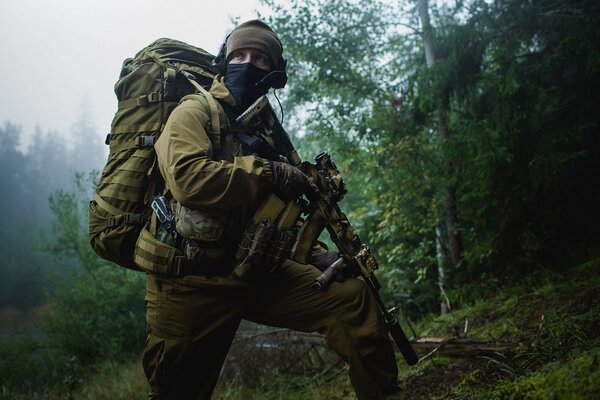 Soldado en una operación de reconocimiento en el bosque