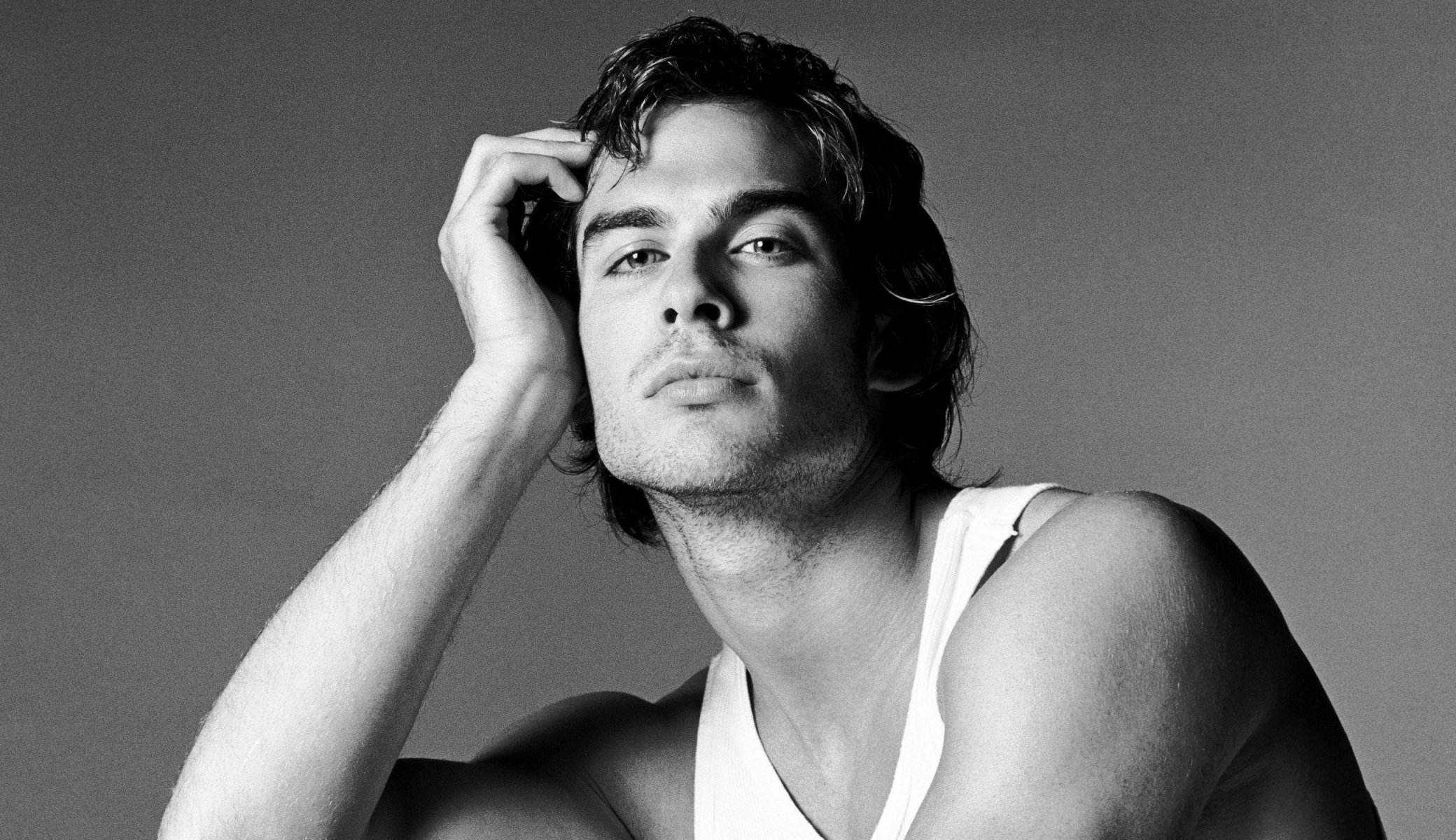 ian somerhalder ian somerhalder serial pamiętniki wampirów damon facet wygląd koszulka czarno-biała