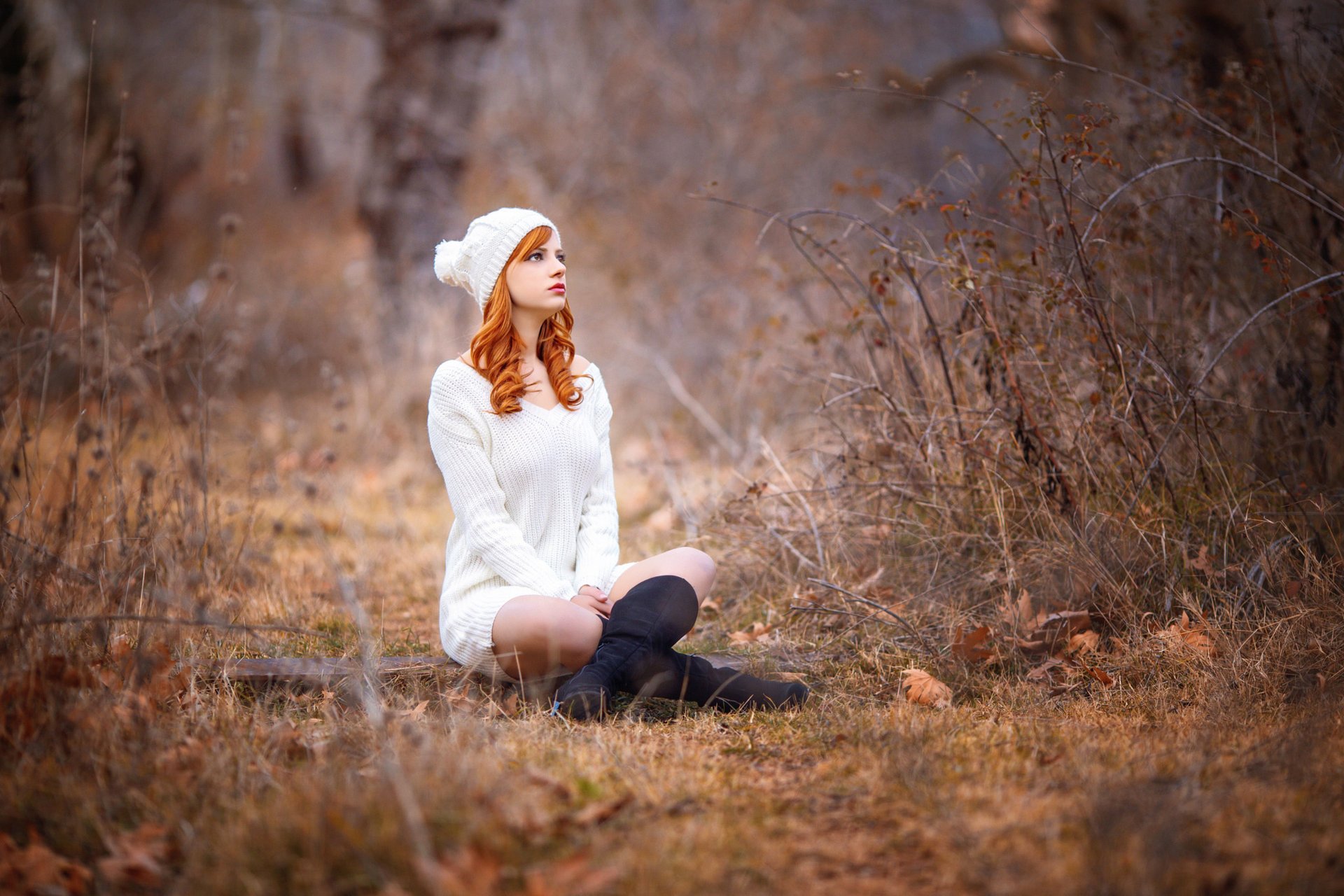 ragazza rossa berretto bianco foresta autunno bellezza