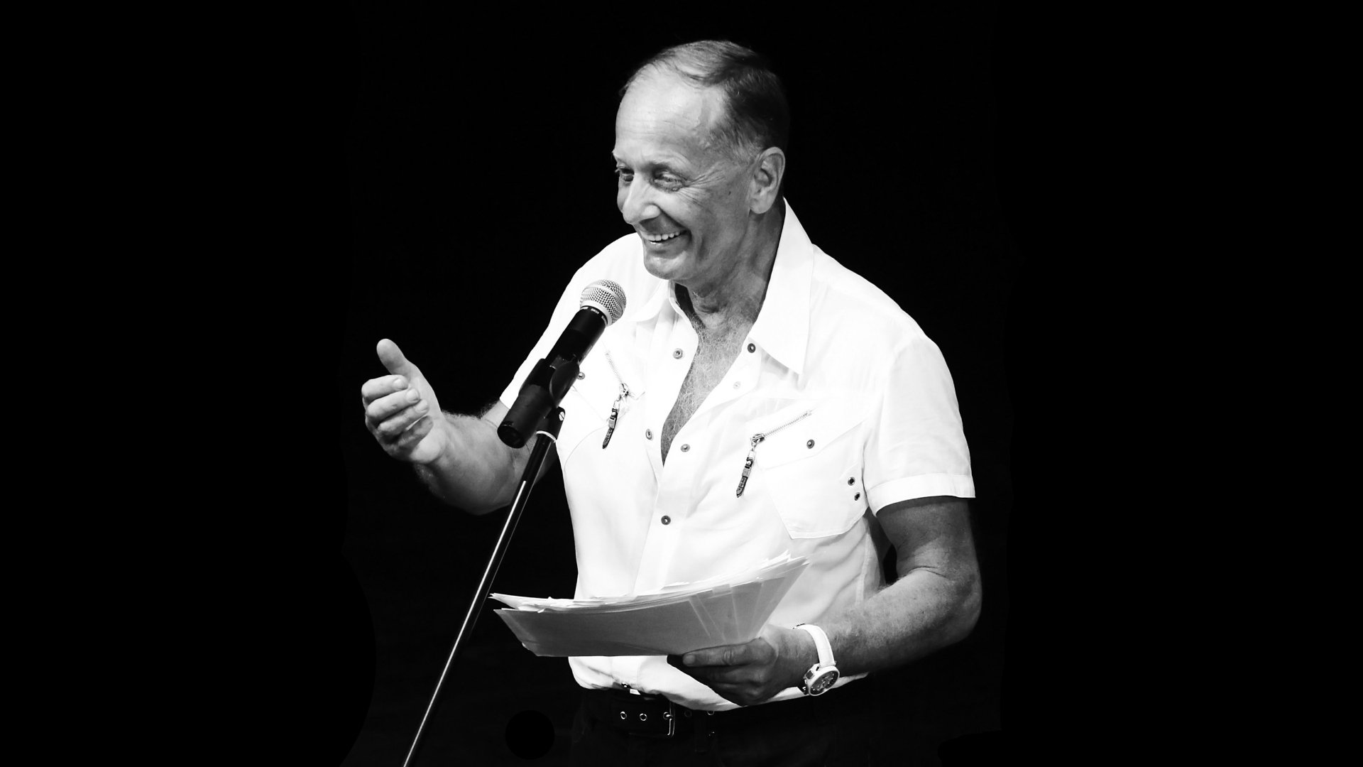 mikhail zadornov homme écrivain satiriste dramaturge humoriste sourire microphone noir et blanc