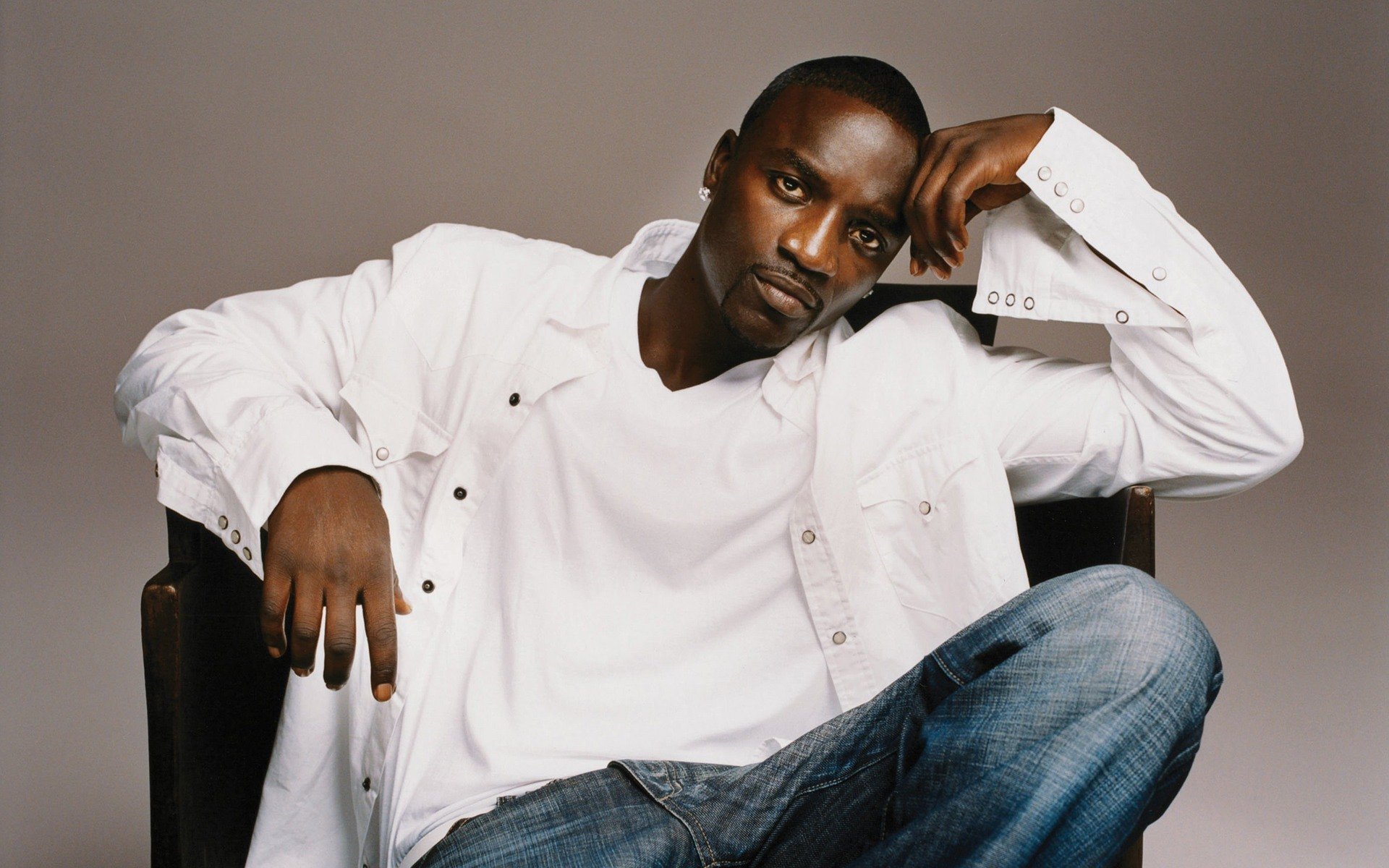 akon homme chanteur