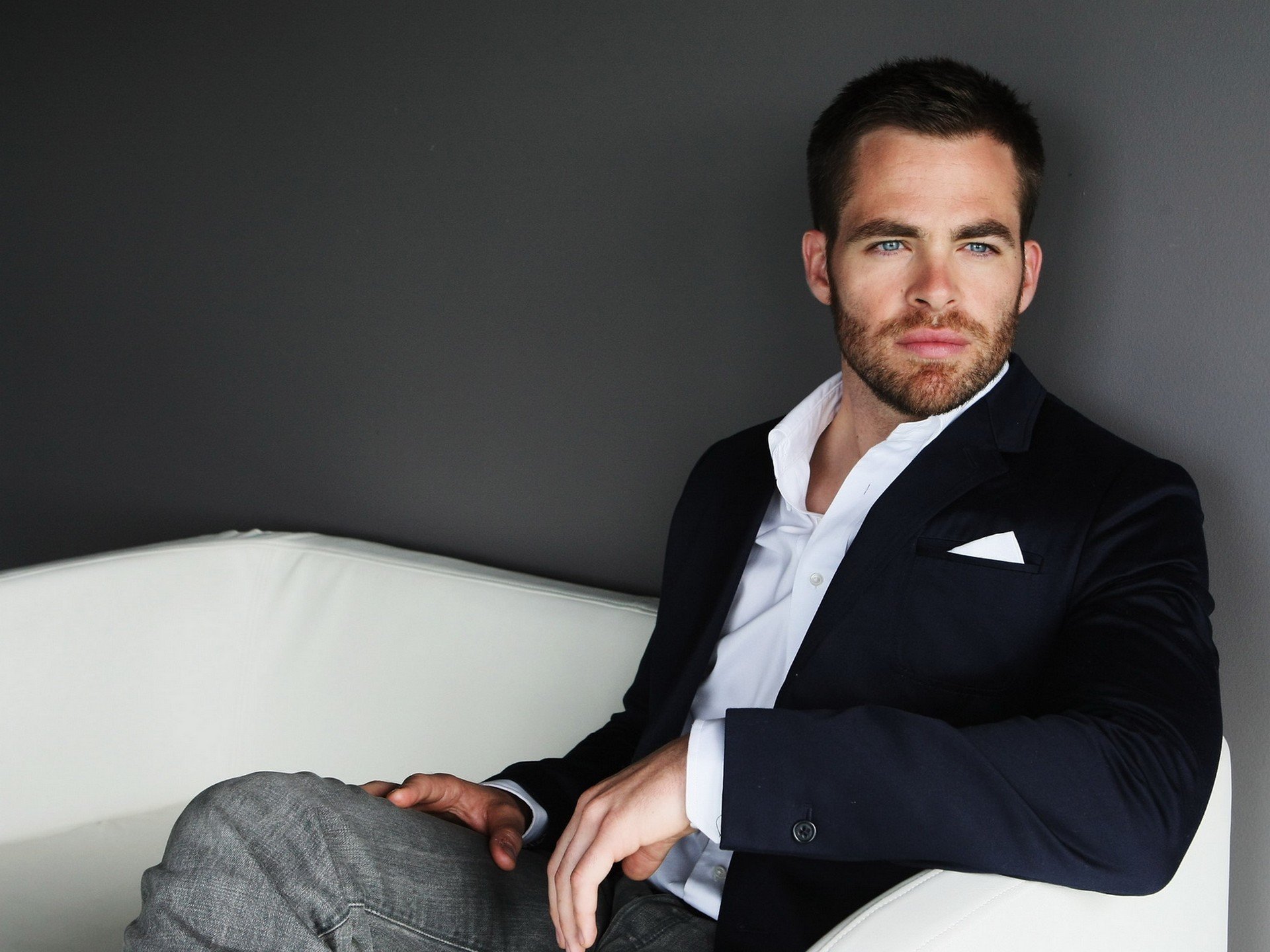 chris pine chaqueta ojos azules