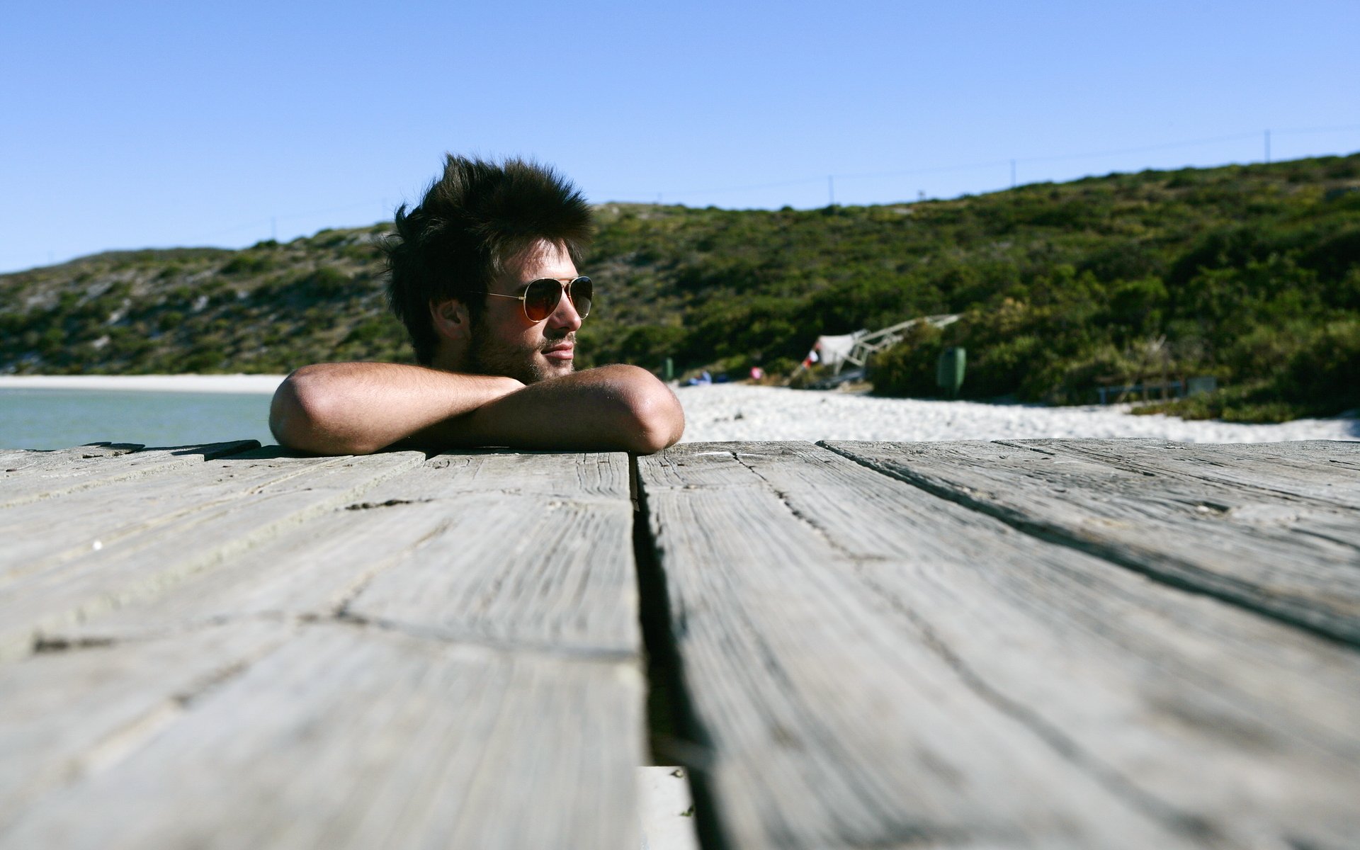 uomo ragazzo vacanze estate spiaggia tavole occhiali da sole capelli capelli brunet