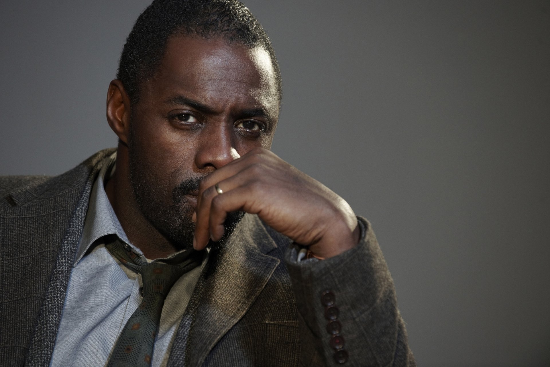 idris elba maschio produttore negro africano sguardo mano