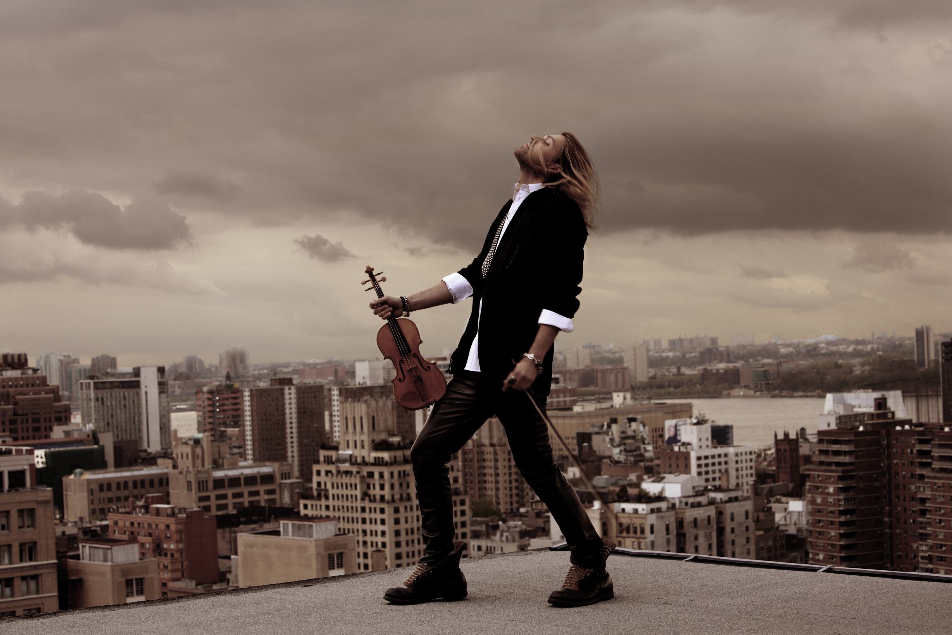 david garrett musiker geiger geige wind haar dach gebäude moment anzug