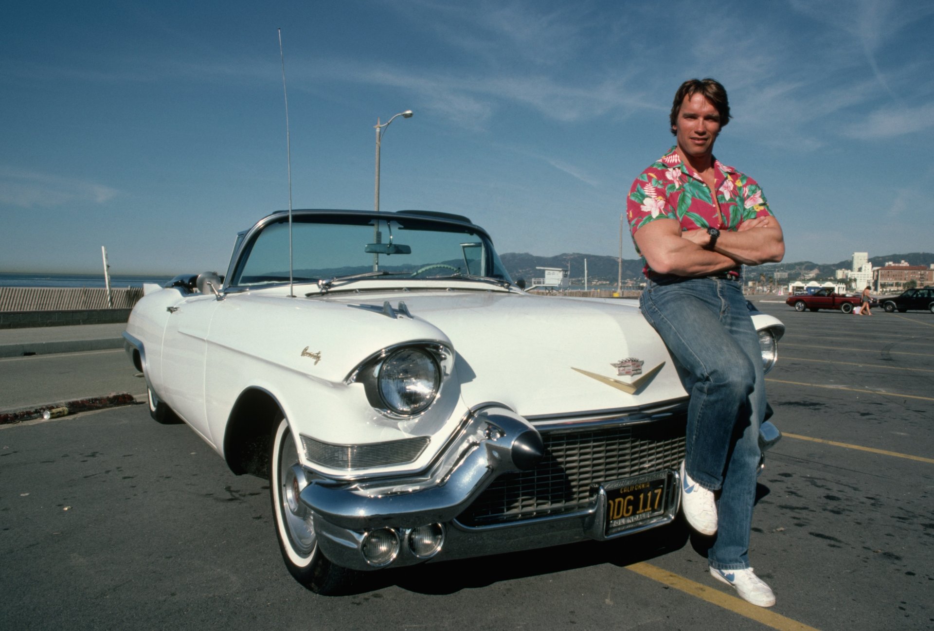 arnold schwarzenegger acteur producteur réalisateur machine cadillac vintage homme