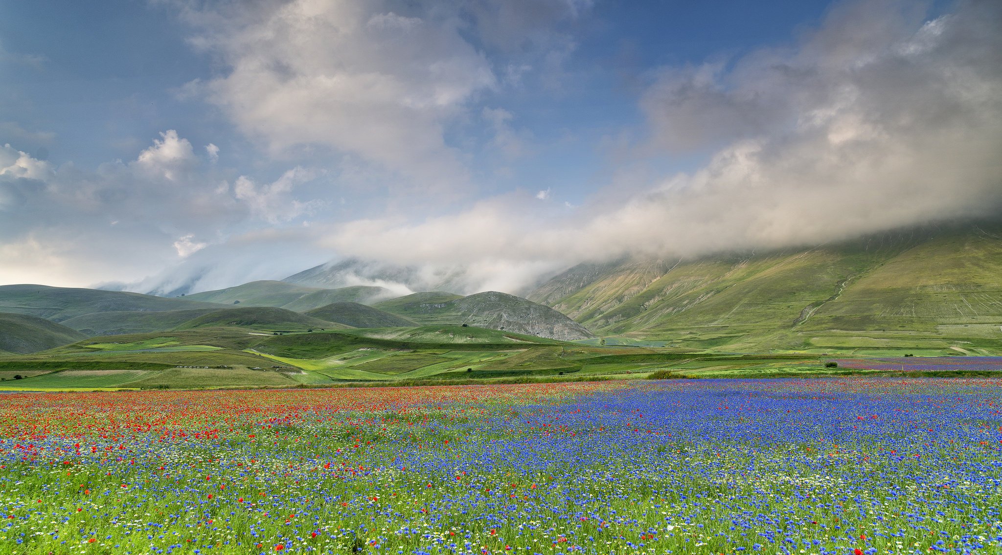 umbria castelluccio landschaft himmel wiese berge italien wolken natur