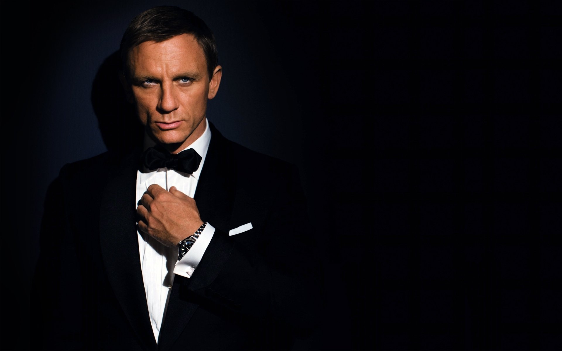 man actor james bond daniel craig agent 007 suit dark background watch