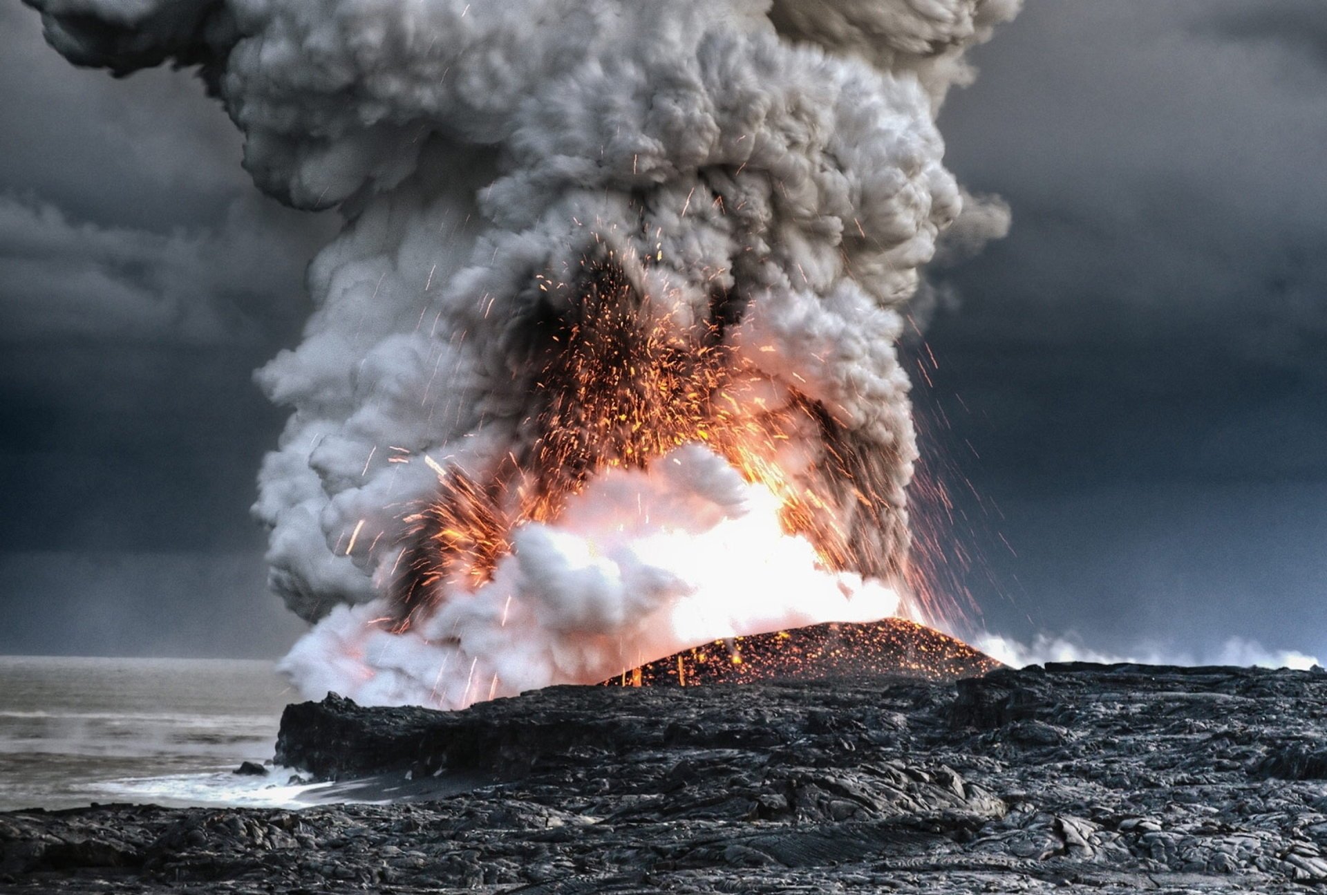 volcan lave fumée élément