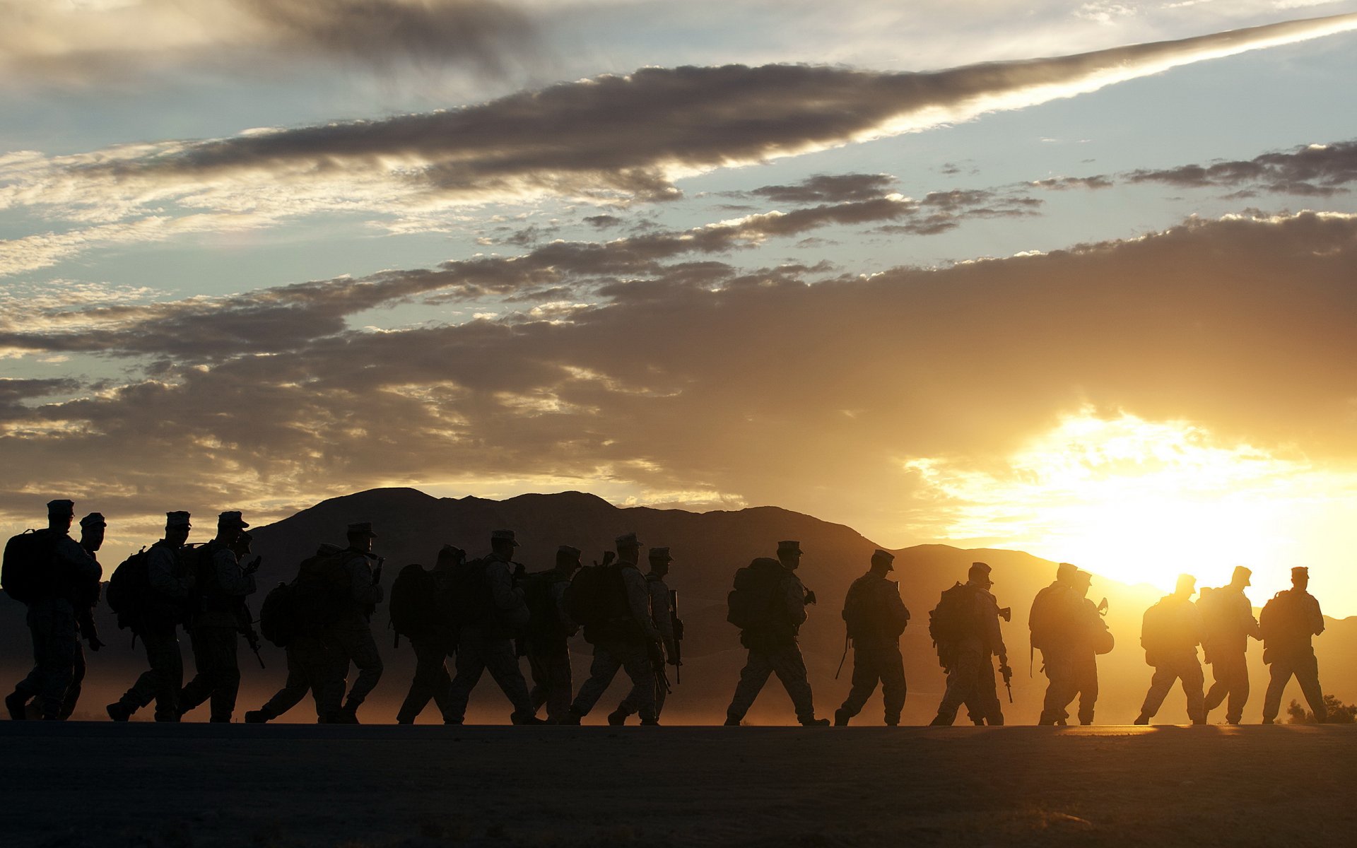 soldats coucher de soleil montagnes