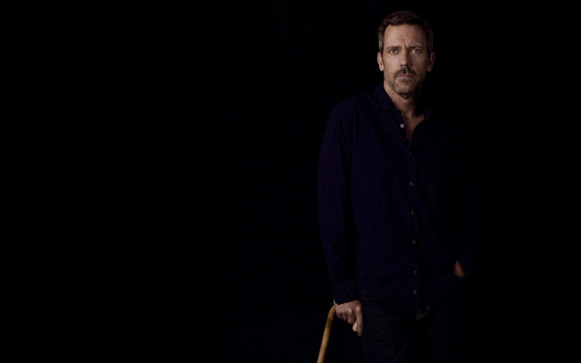 hugh laurie actor dr. house house md bastón camisa fondo oscuro