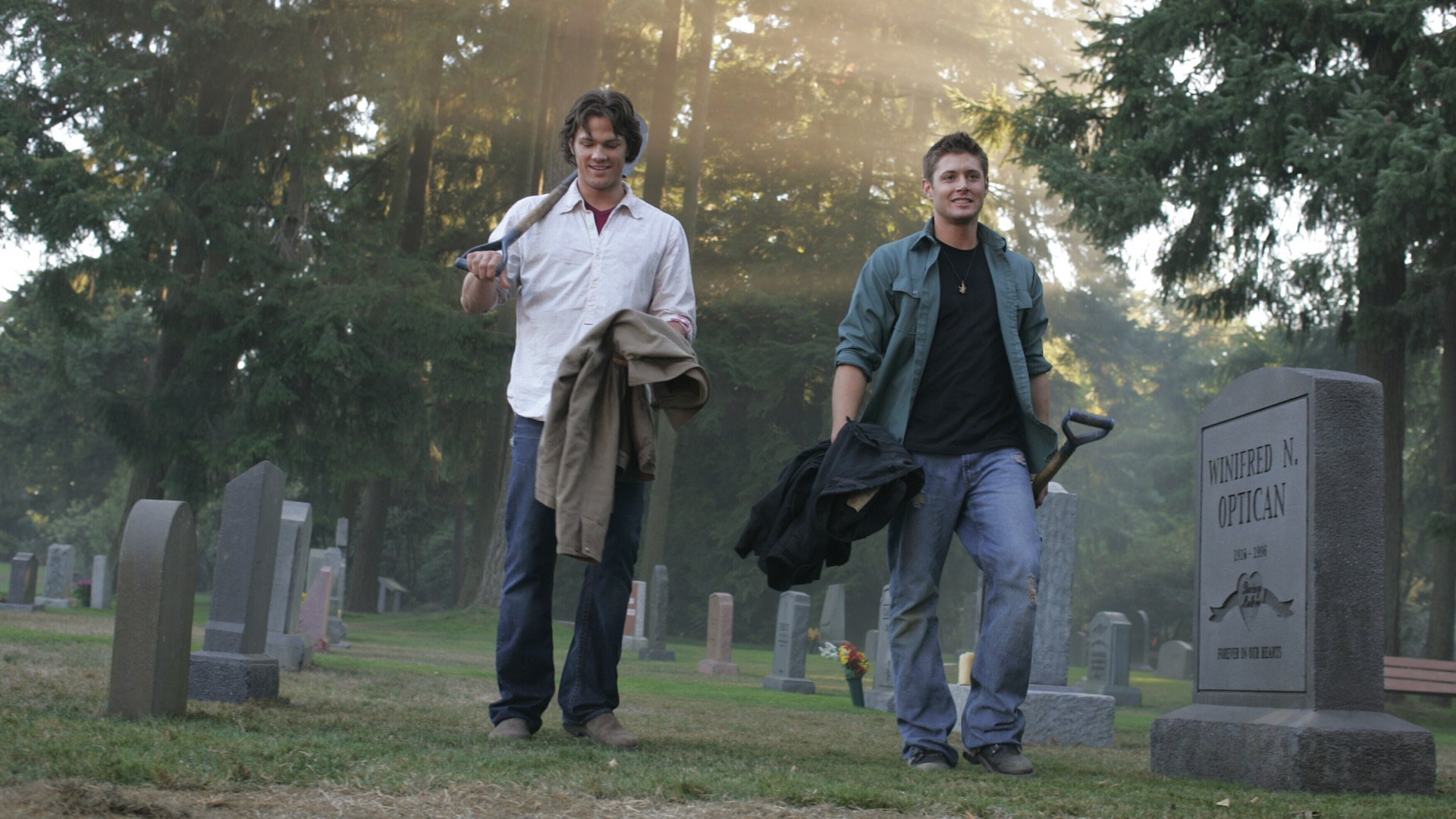 upernatural tv series the winchester brothers dean sam jared padalecki jensen ackles jensen smile guys men cemetery shovel