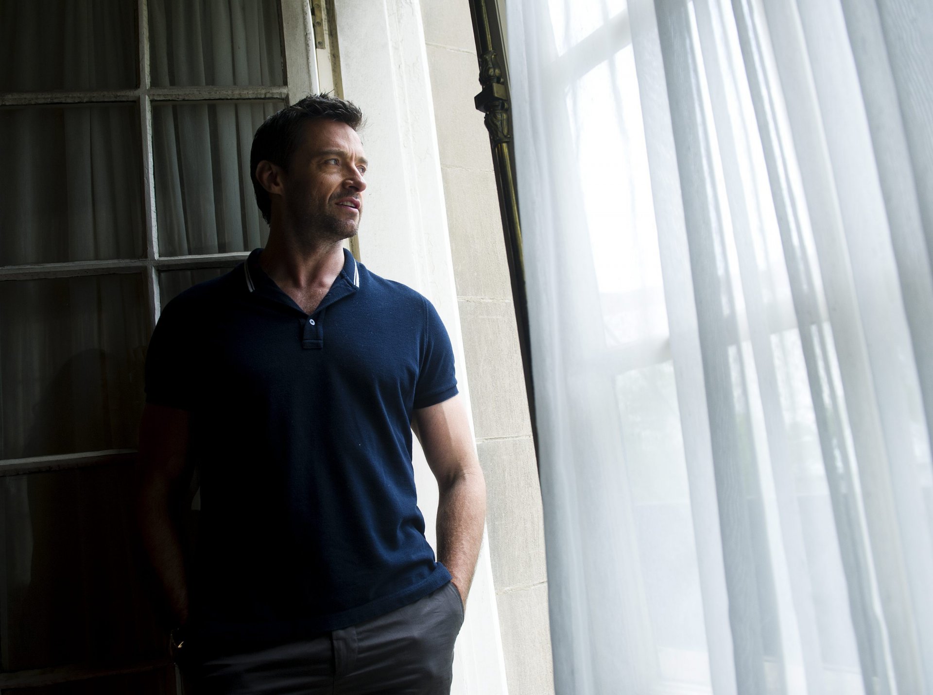 hugh jackman schauspieler am fenster hemd wolverine