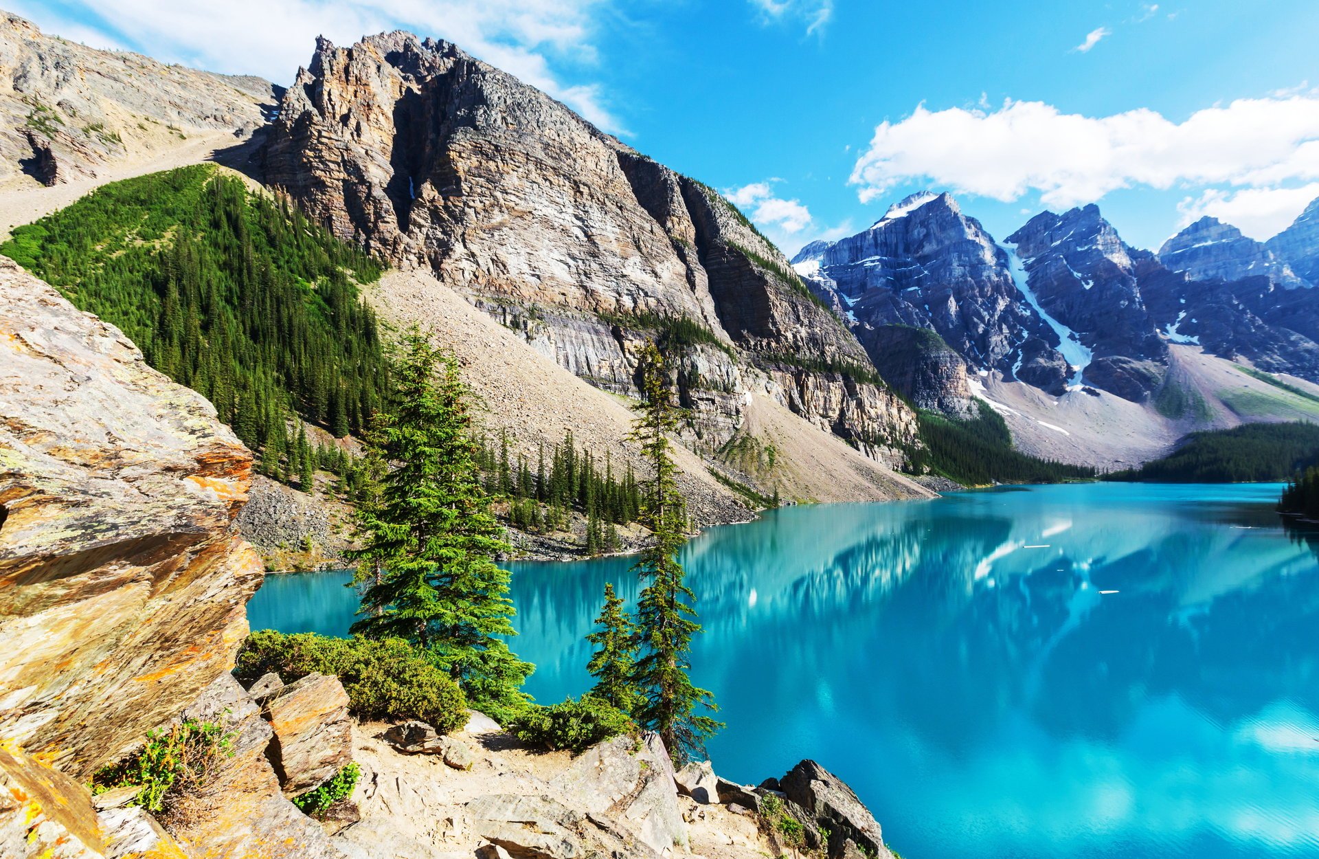 lago montañas canadá