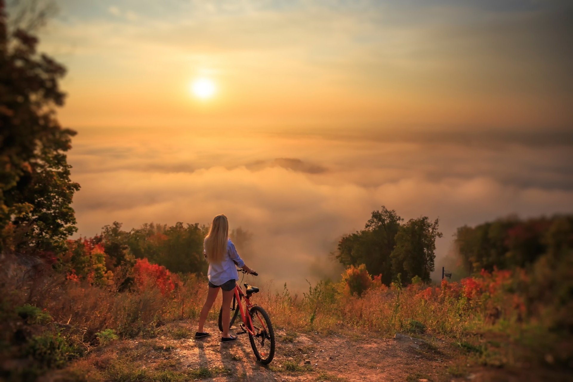 montagne nuvole nebbia paesaggio ragazza bicicletta vista verde sole