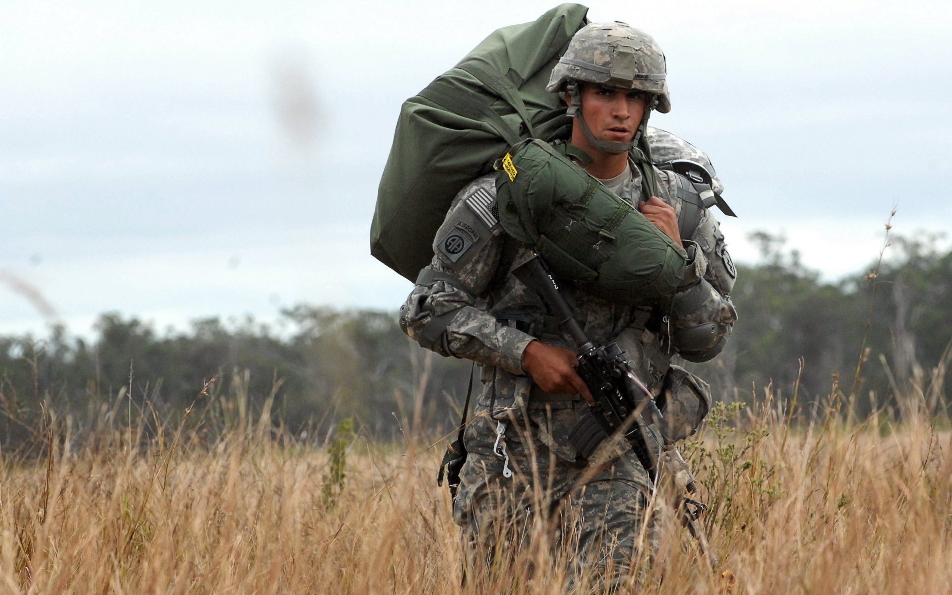 soldado ametralladora hombre