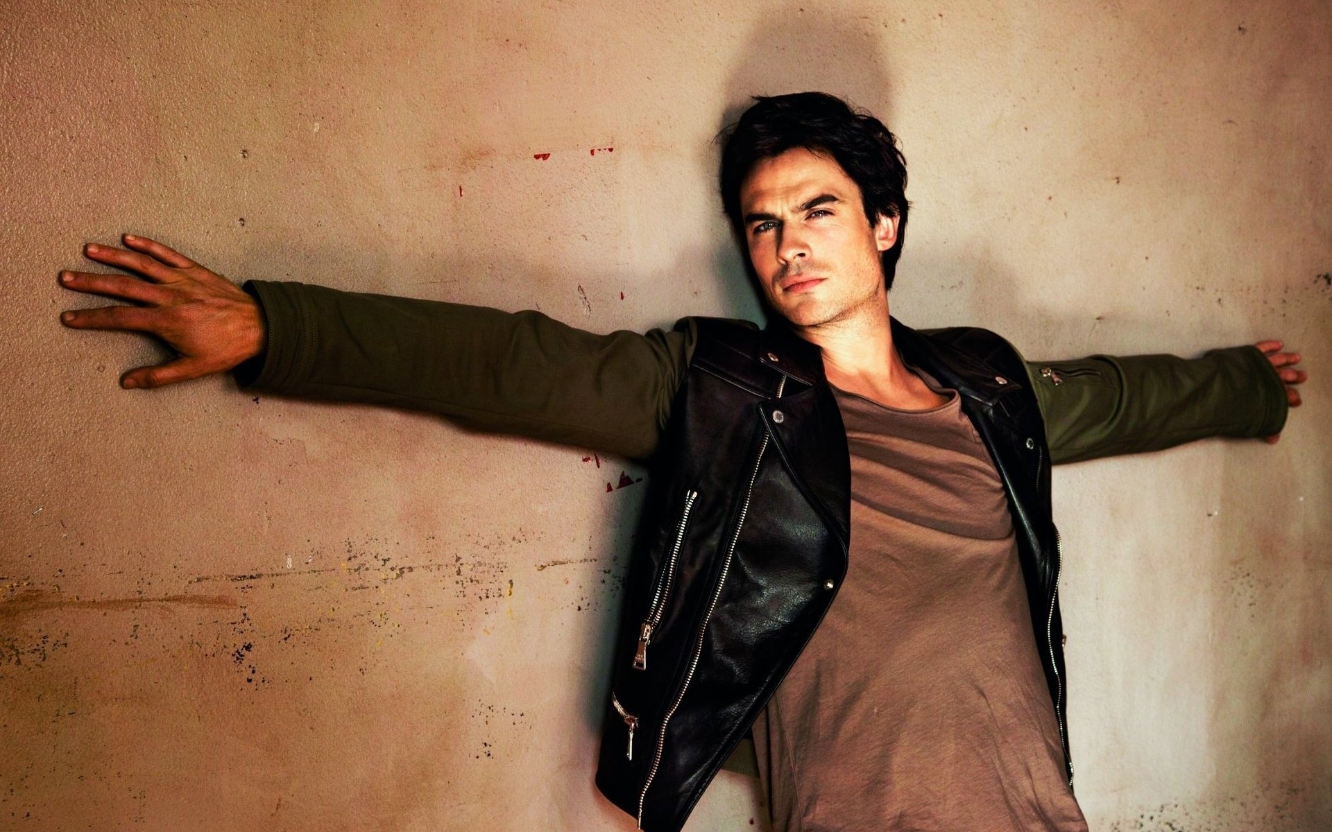 ian somerholder ian somerholder série télévisée vampire diaries damon guy veste mur