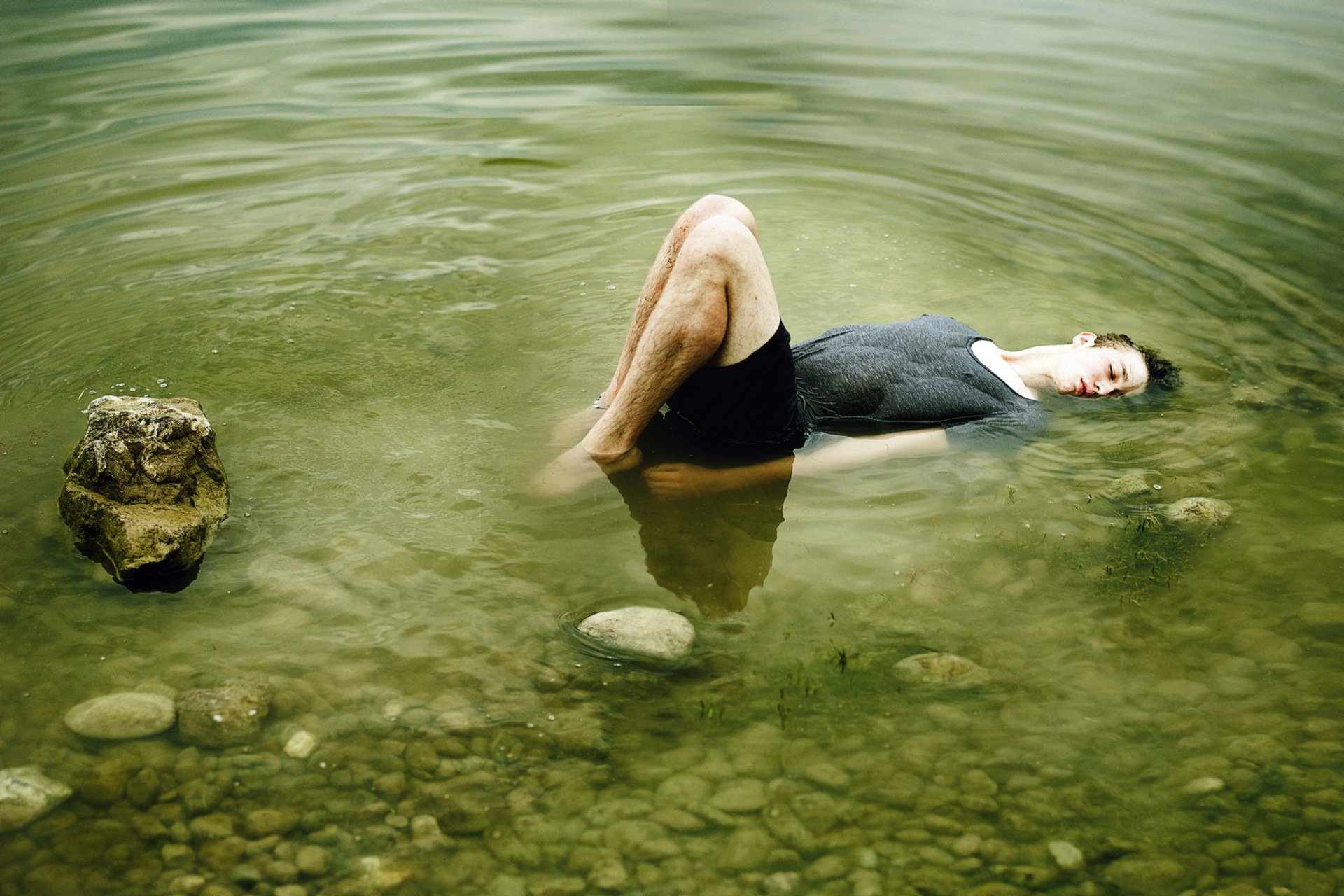 ragazzo acqua riposo meditazione postumi di una sbornia posa tossicodipendente ubriaco uomo sfondo bello piedi