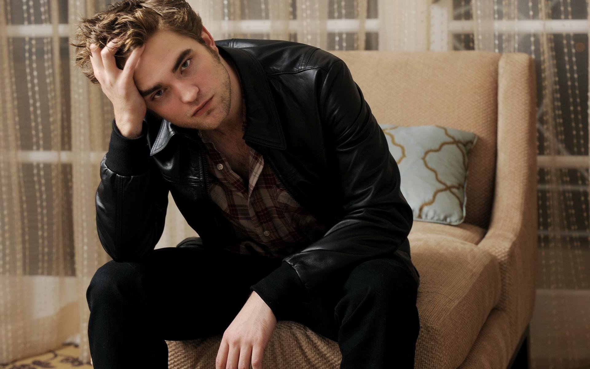 robert pattinson attore seduto