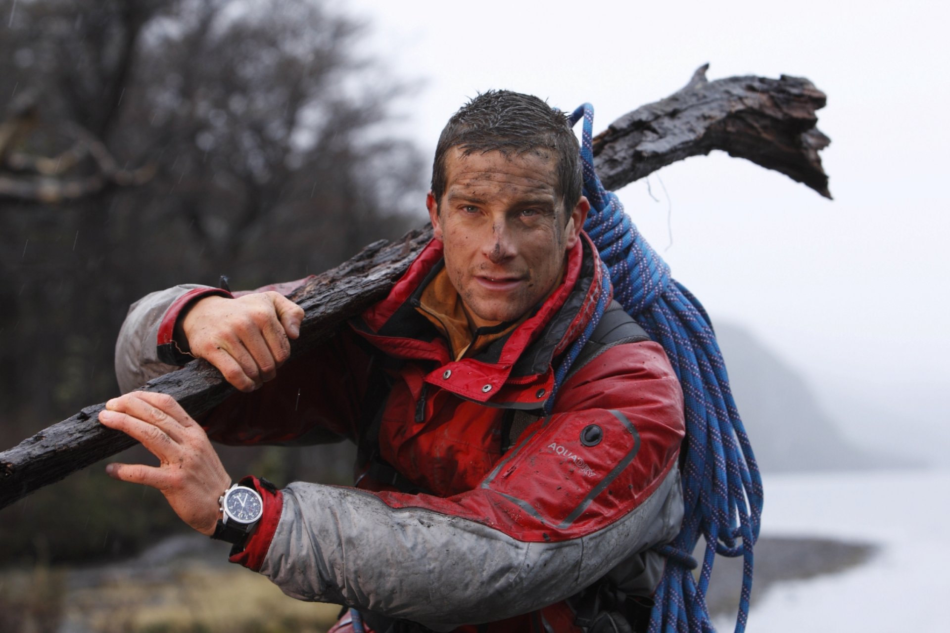 bear grylls grylls survivre à tout prix survie ultime homme sale bûche