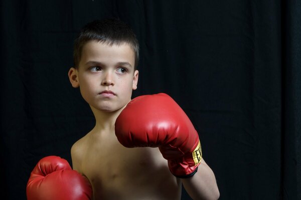 Ragazzo in guantoni da boxe rossi