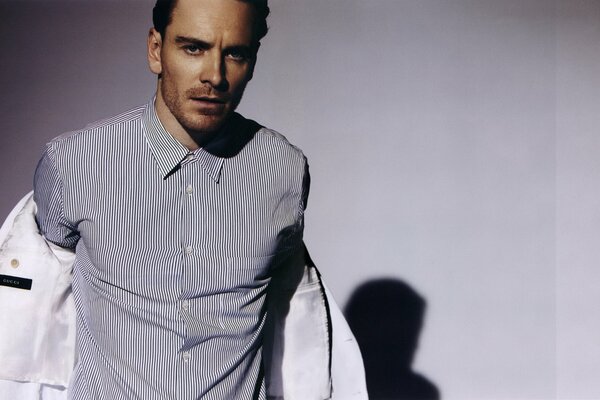 El actor Michael Fassbender en una sesión de fotos para Gucci