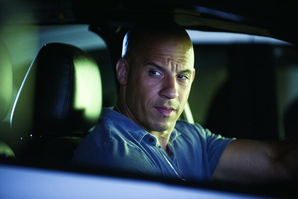 Calvo Vin Diesel in macchina seduto