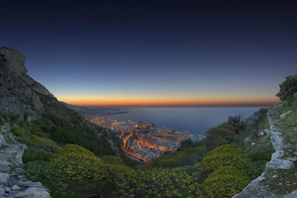 Die Stadt bei Sonnenuntergang am Meer