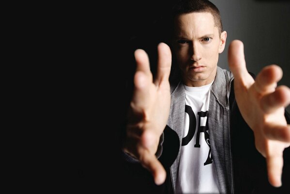 Foto del cantante Eminem con los brazos extendidos