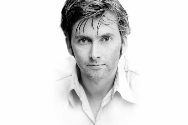 Ritratto di David Tennant su sfondo bianco