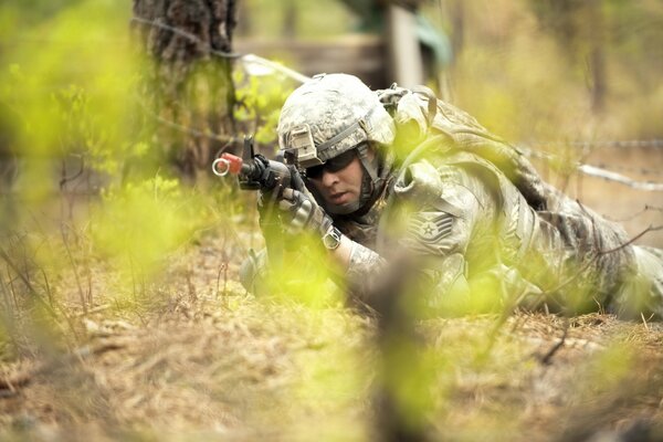 Ein Soldat mit einer Waffe zielt darauf ab