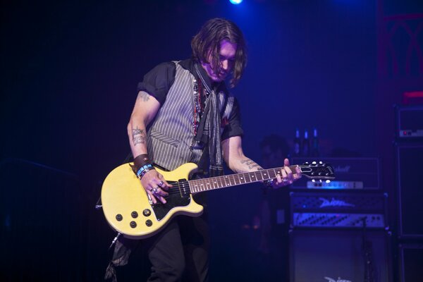 Johnny Depp toca la guitarra en concierto