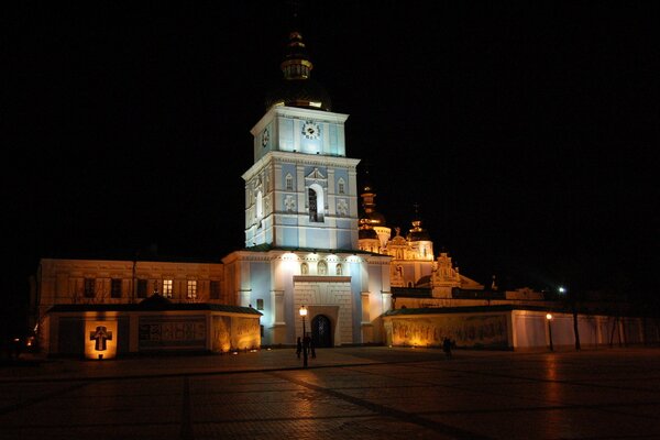 Cathédrale de nuit sur la place de la princesse Olga à Kiev