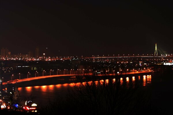 Pont de Moscou dans la nuit