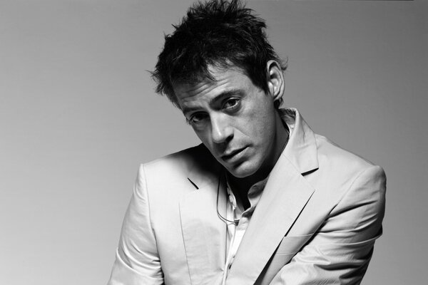 El actor Robert Downey Jr. fotografía en blanco y negro