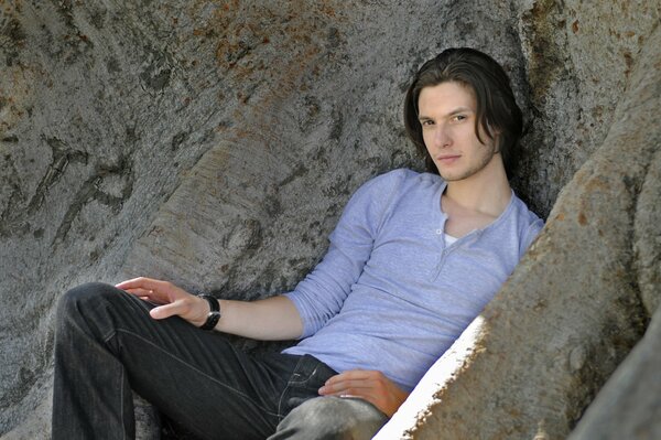 Ben Barnes tumbado en las montañas