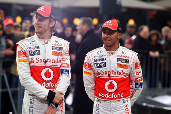 Die Piloten Alexander Lyons Button und Lewis Hamilton