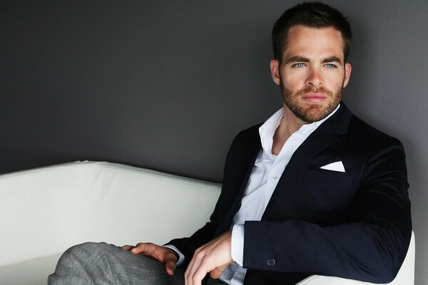 Chris pine im jackett auf der couch