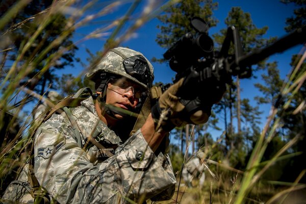 Soldado con armas y uniformes de camuflaje