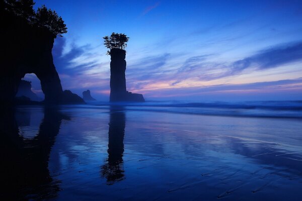 Île solitaire dans la mer bleue