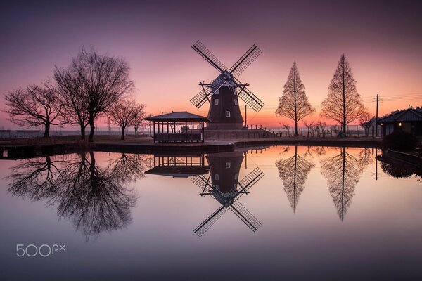 Reflejo en el agua de un antiguo molino