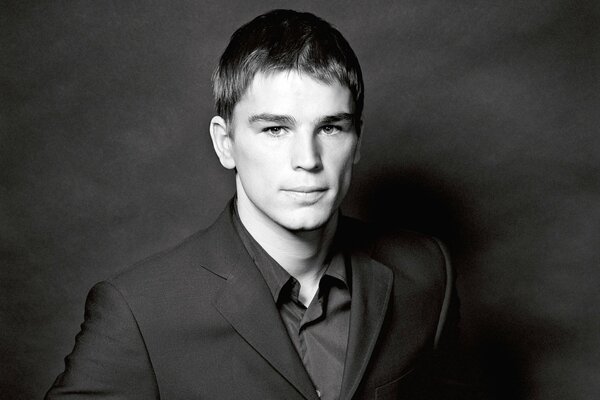 Josh Hartnett is a confident man in a tuxedo