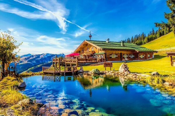 Hermoso paisaje con una casa en la ladera de la montaña