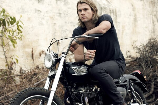 Chris Hemsworth avec l image d un motard brutal