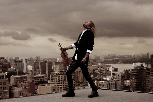 Violinista en el techo de un edificio