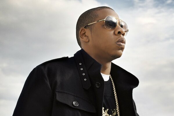 Jay Z regarde en avant avec des lunettes noires