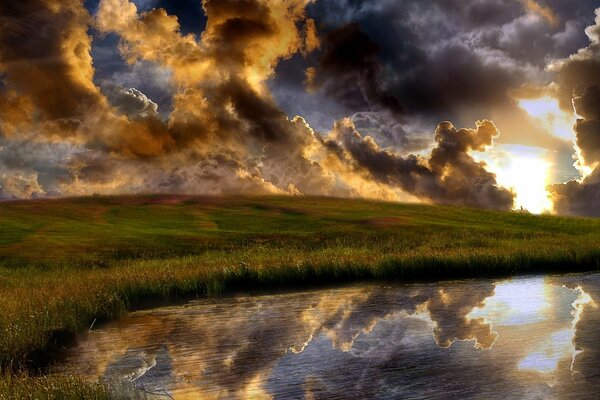 Nubes nocturnas y puesta de sol en el reflejo del agua